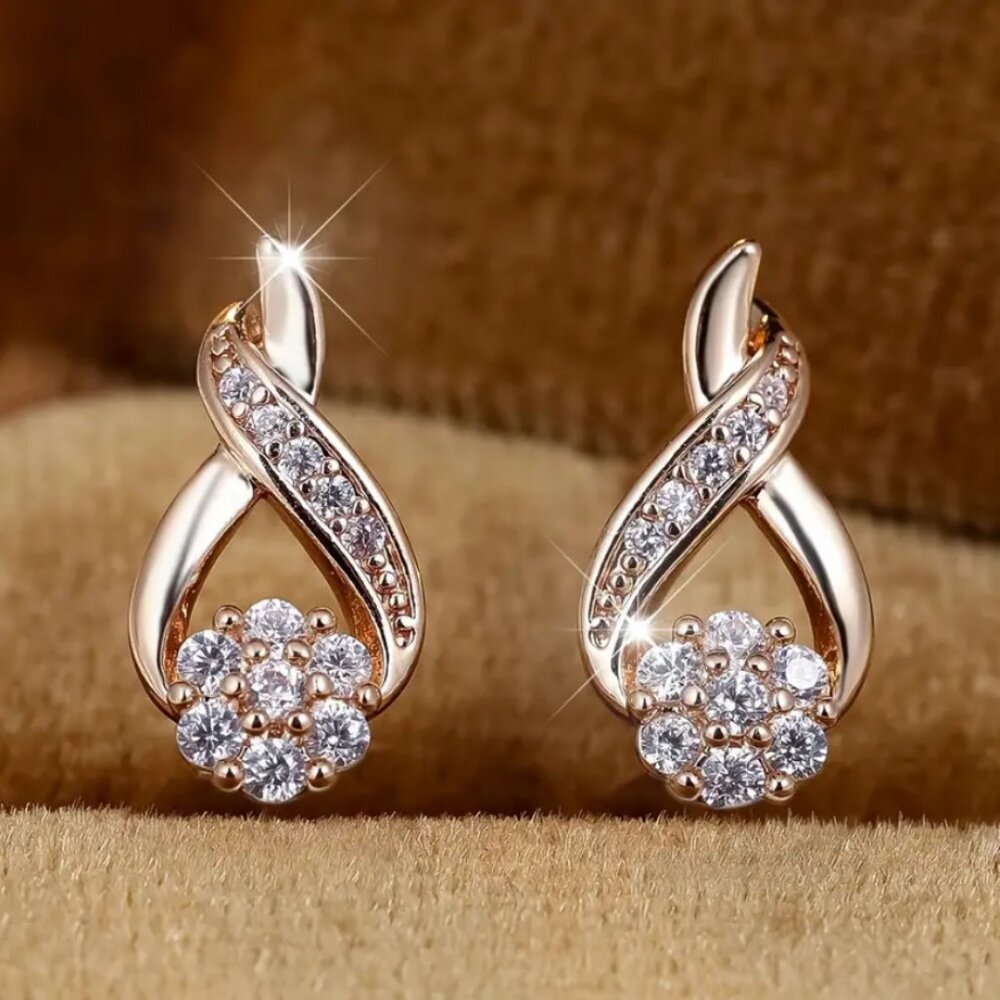 2ct Diamond 18K Gold Small Twisted Womens Earrings Soliatire Stud Style Jewelry